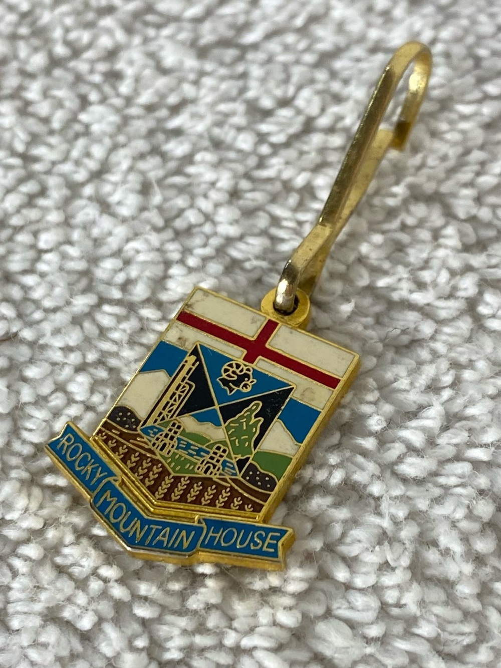 5/$35 Vintage Rocky Mountain House Alberta Town Crest Enamel Zipper Pull Charm